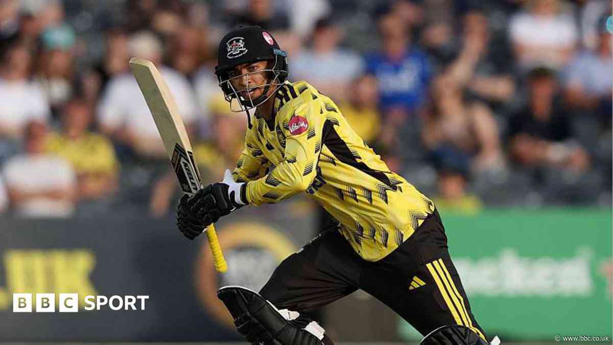 Dhariwal signs new Gloucestershire deal