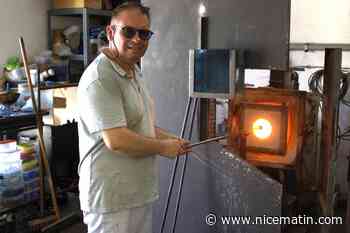 Ce qu’il fait avec du verre en fusion est spectaculaire : découvrez son métier dans son atelier-boutique dans le Var