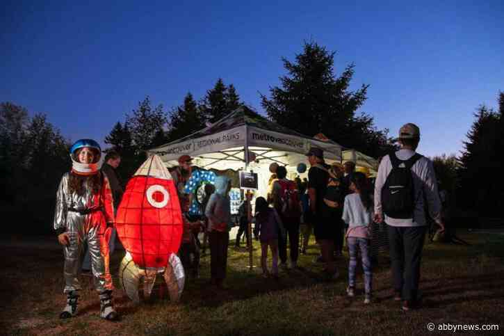 Annual meteor shower brings stargazers to Aldergrove park
