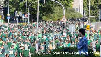 Die schönsten Bilder vom VfL-Fanmarsch zum Saisonauftakt in Wolfsburg