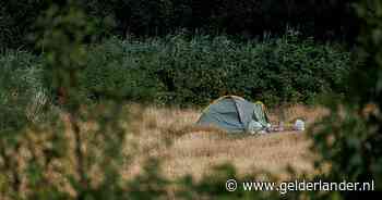 Leven in een groen tentje op een treurig grasveld: dit is het verhaal van Alex (55) en Simone (51)