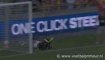 Stunt bij Go Ahead Eagles gaat mis: skydiver vliegt keihard in de boarding