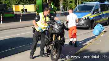 Motorrad kollidiert mit Pkw auf B207 bei Hamburg  – zwei Personen schwer verletzt