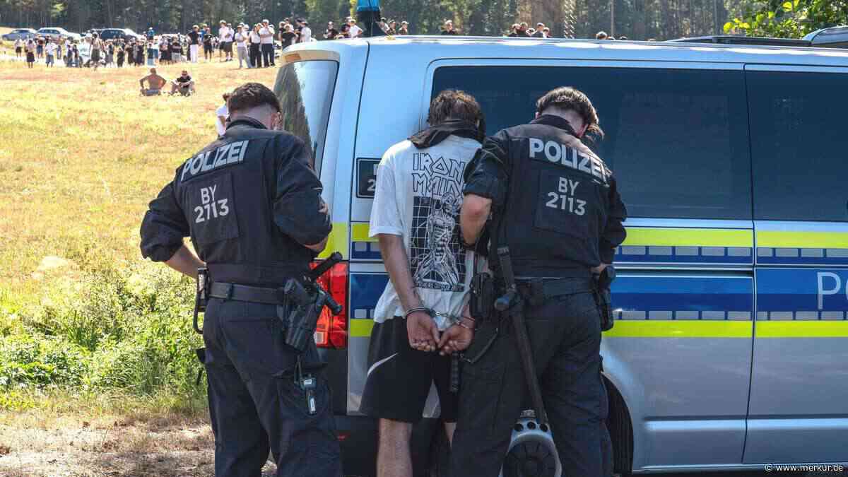 Festnahmen, Böller und „aggressive Stimmung“: Tausende beim verbotenen Schanzenfest in Emskirchen