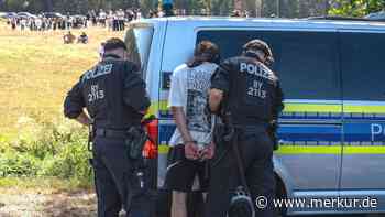 Festnahmen, Böller und „aggressive Stimmung“: Tausende beim verbotenen Schanzenfest in Emskirchen