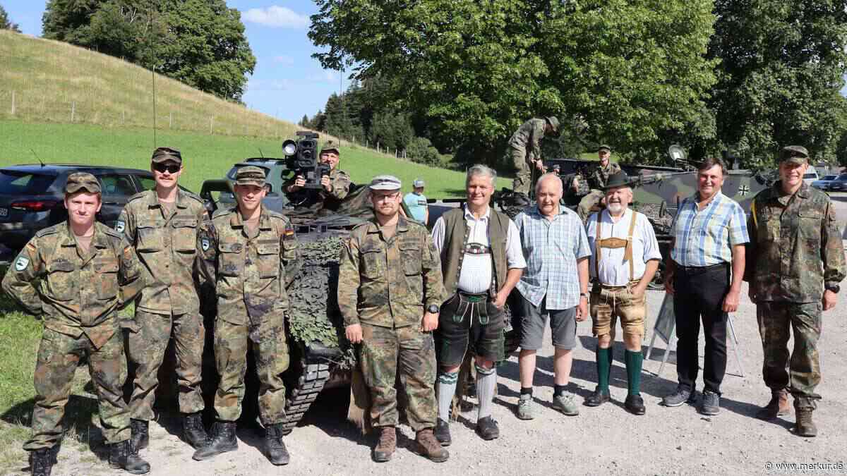 Von Kettenpanzer bis Panzerfaust: Bundeswehr präsentierte ihre Geräte in kleinem Dorf am Alpenrand