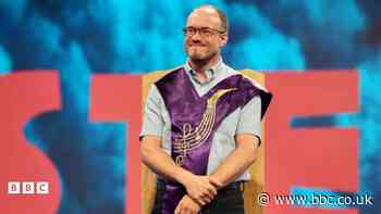 Andrew Cusworth yn ennill Medal y Cyfansoddwr yn Eisteddfod y Garreg Las