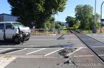 POL-MI: PKW kollidiert mit Eurobahn - eine Person leicht verletzt