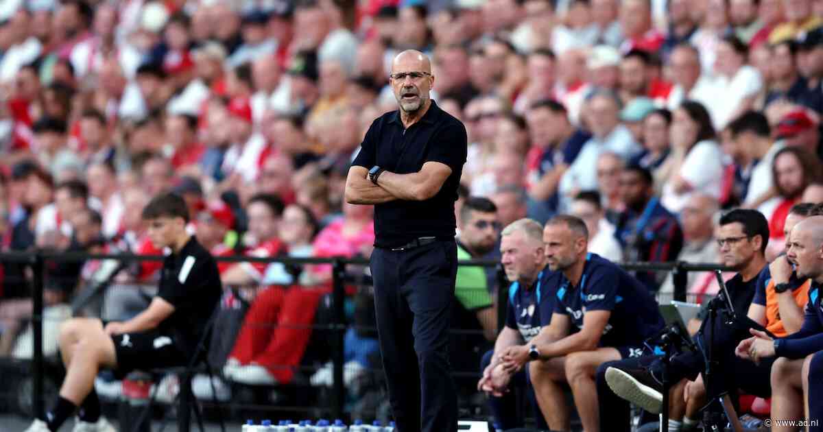Peter Bosz gepikeerd na valse start met PSV: ‘Ik snap best dat je in discussie wil gaan, maar dat is echt onzin’