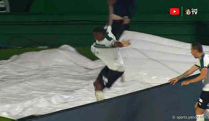 🤣 Coritiba player scores, it's chalked off, then falls in tunnel 🎥
