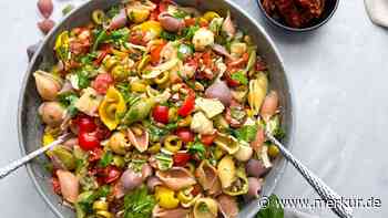 Mediterraner Sommer auf dem Teller: Dieser Nudelsalat verleiht dem Klassiker neue Frische