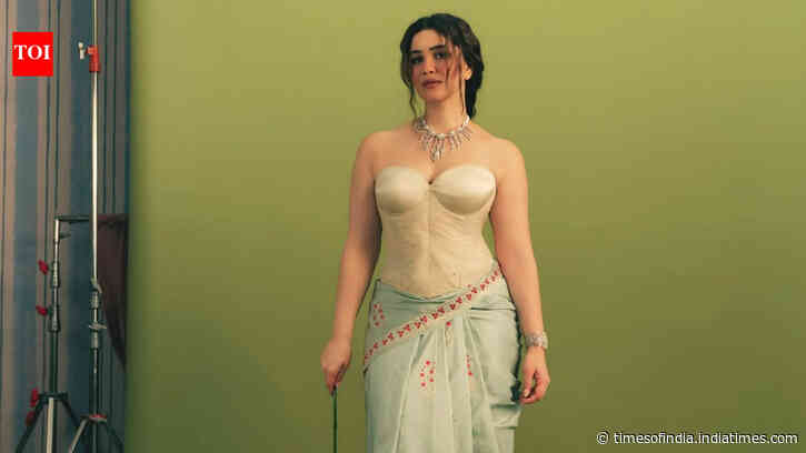 Sara Tendulkar pairs Banarasi saree with corset blouse