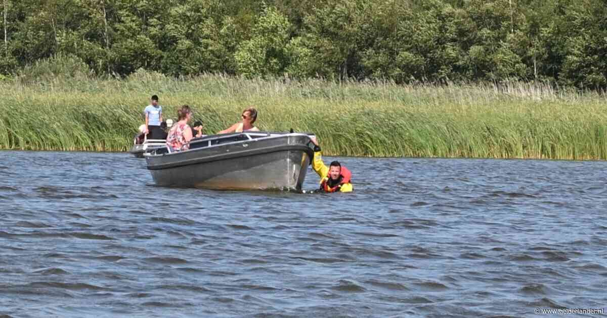 Ondernemers in Giethoorn dringen aan op maaien nu de bootjes vastlopen, maar bewoners vrezen voor de natuur