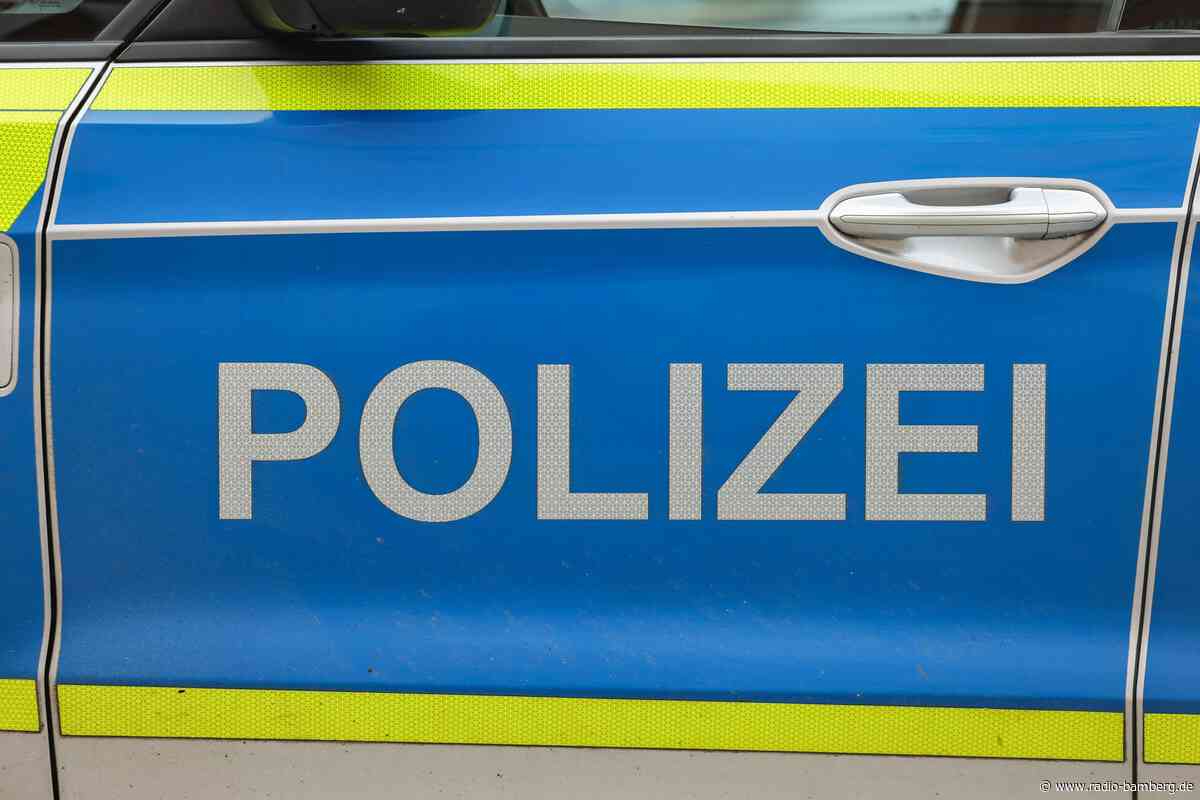 Kleintransporter kracht gegen Baum – Zwei Menschen sterben