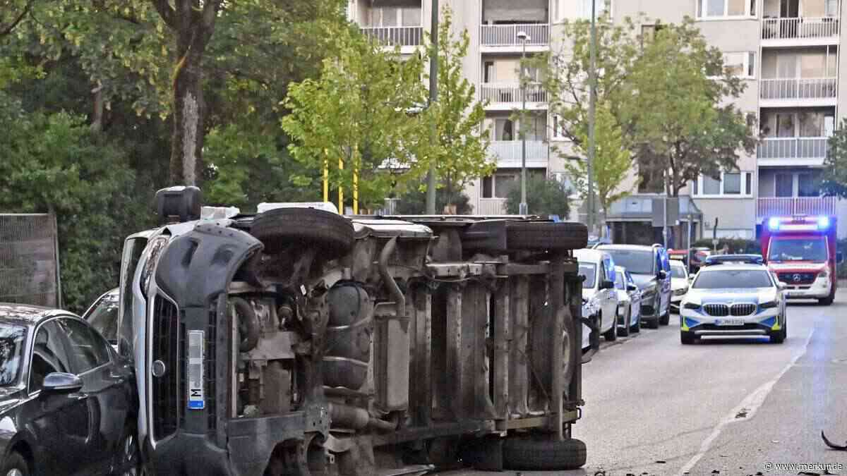Fotos zeigen Schneise der Verwüstung: Klein-Lkw hinterlässt Trümmerfeld in München