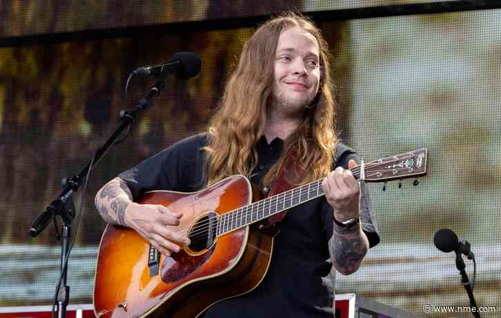 Billy Strings performs in protective headgear after being hit by object on stage