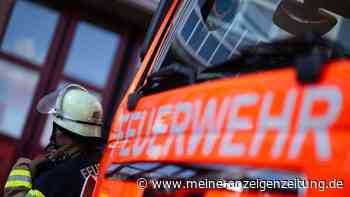 Feuerwehr löscht brennende Schnittgutablagerung in Jakobneuharting