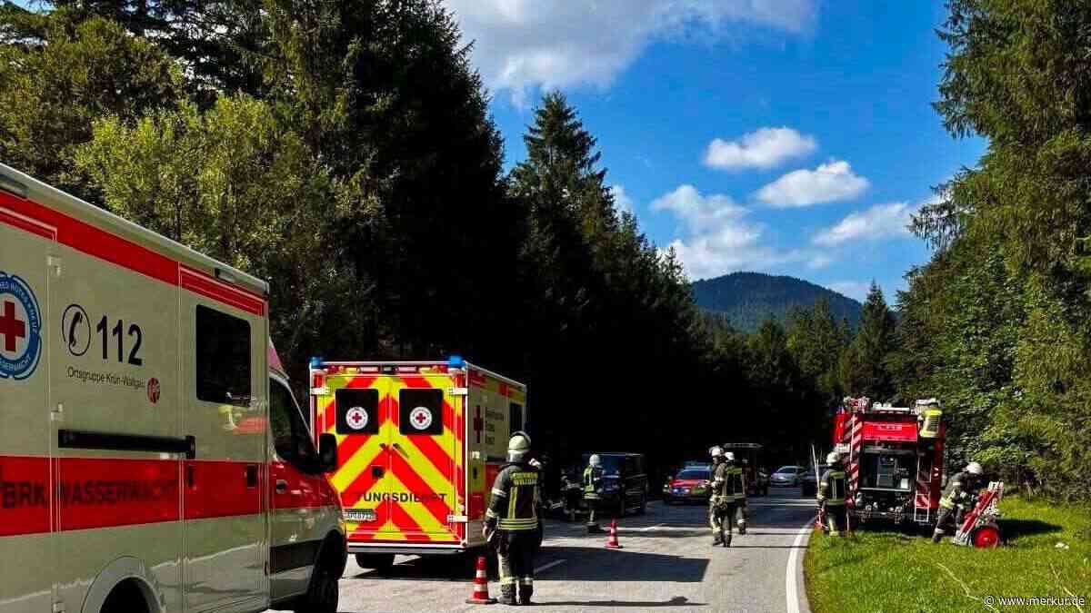 Radfahrer überholt: Auffahrunfall mit sechs Verletzten
