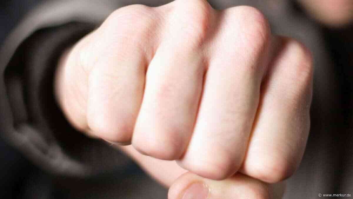 „Nicht unerheblich verletzt“: Unbekannter attackiert Besucher des Ostiner Waldfests