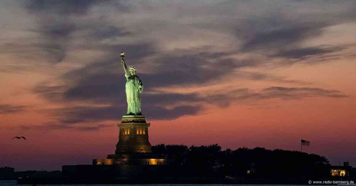 Boot kentert nahe Freiheitsstatue – Frau und Kind sterben