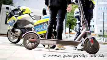 Radfahrer kollidiert mit E-Scooter-Fahrerin und flüchtet