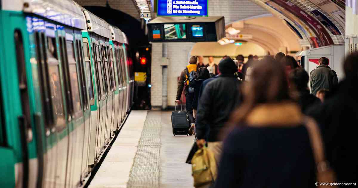 Voor ze het wist, was Monique (47) 1000 euro kwijt: ‘De deuren sloten en de metro reed weg’
