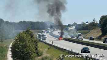 Wagen auf A94 bei Mühldorf plötzlich in Flammen: Familie hat großes Glück