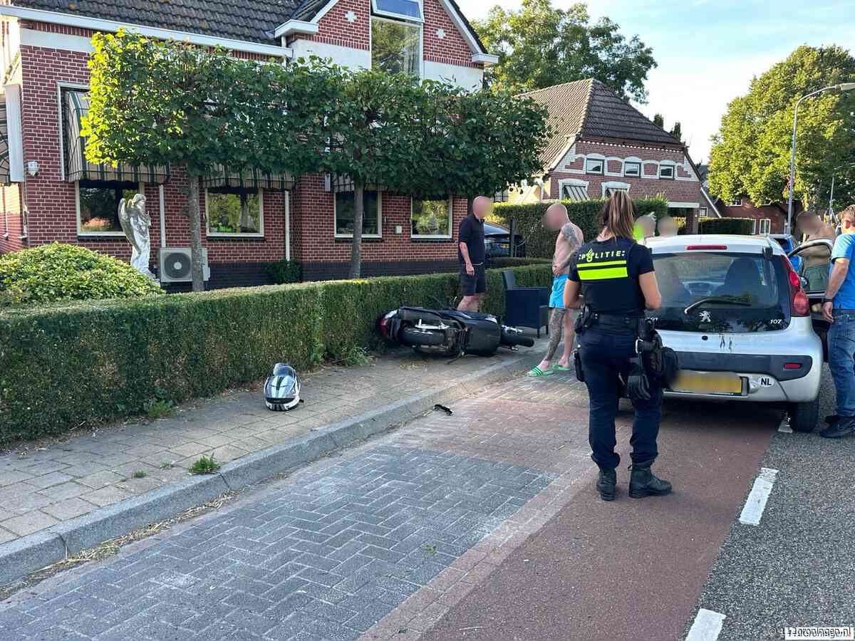 Gewonde bij botsing tussen motorscooter en auto in Boven Pekela