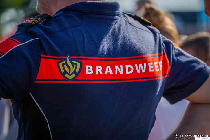 Brandweer blust bermbrand in Valthermond