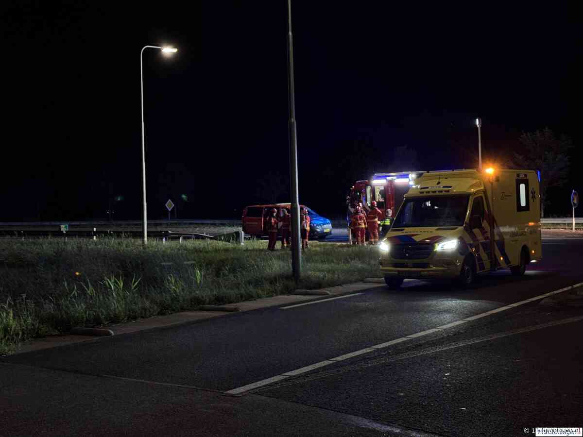 Auto belandt in sloot langs N33 bij Losdorp, bestuurder naar ziekenhuis