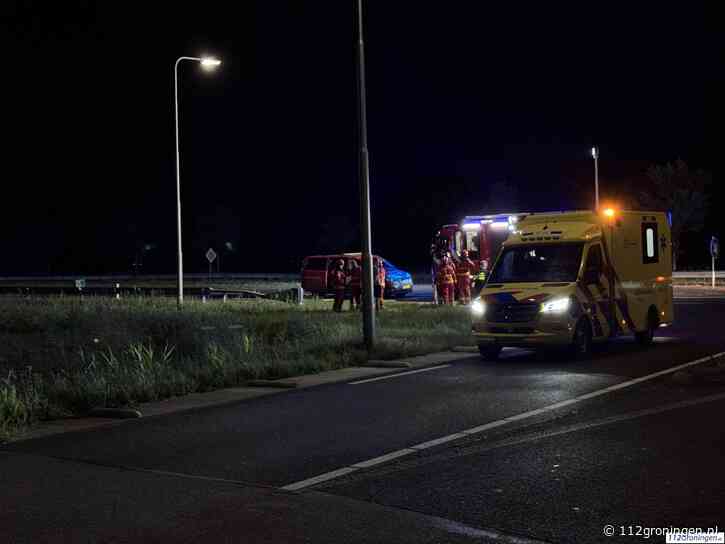 Auto belandt in sloot langs N33 bij Losdorp, bestuurder naar ziekenhuis
