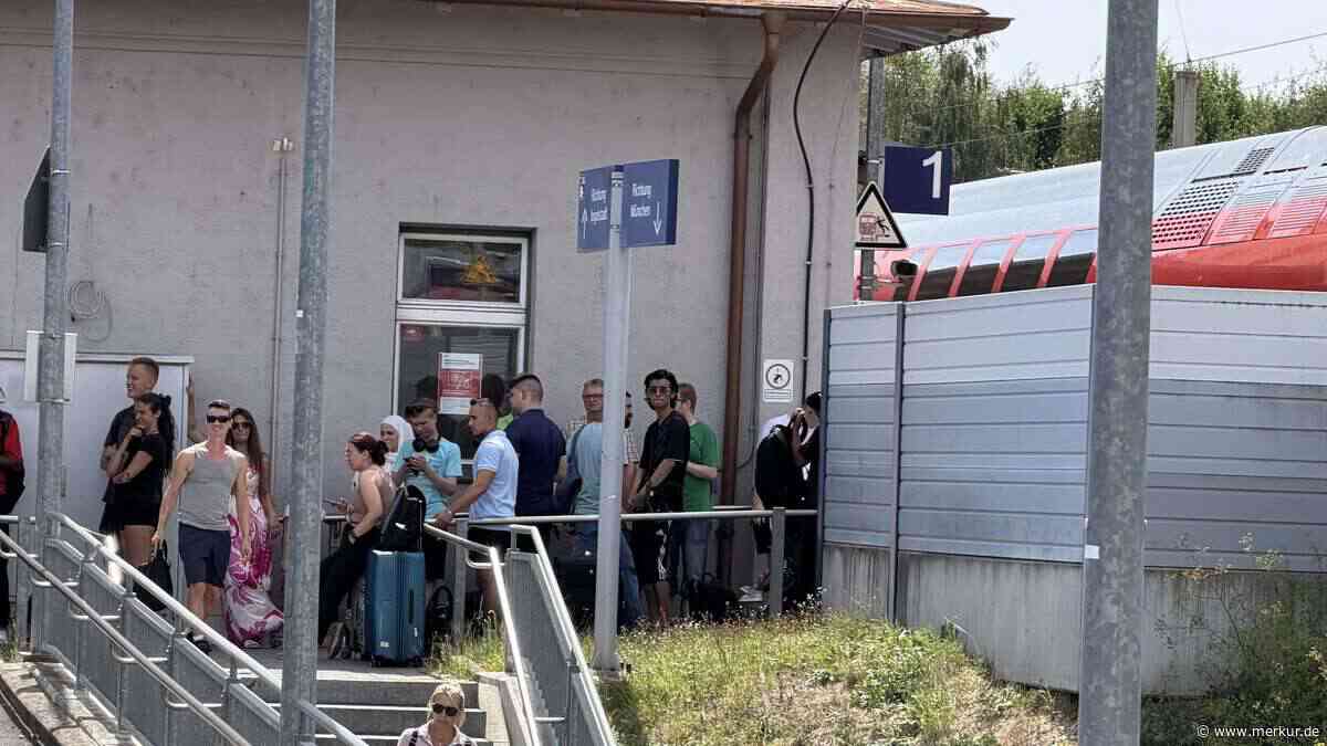 Hunderte Passagiere evakuiert: Regionalzug in Oberbayern muss plötzlich anhalten