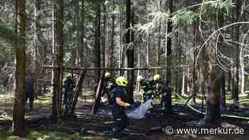 Waldbrand: Feuerwehr löscht brennenden Autoreifen