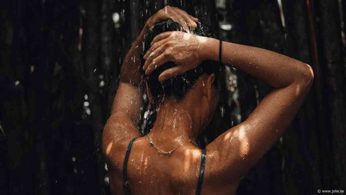 „Dark Showering”: Wie das kuriose Duschen im Dunkeln bei Schlafproblemen helfen soll