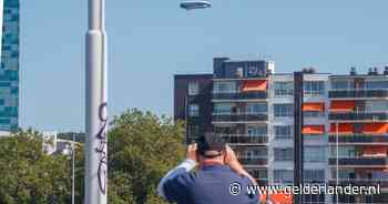 Prachtige beelden van lezers en fotografen: zeppelin glijdt voorbij onder strakblauwe hemel