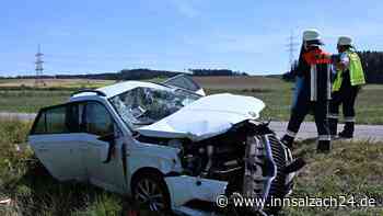Auto überschlägt sich mehrfach in Wiese: Fahrerin bei Unfall in Niederbayern verletzt
