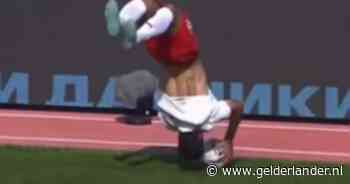 Wat een assist! Iraanse verdediger maakt handstand op de bal en komt met spectaculaire inworp
