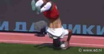 Wat een assist! Iraanse verdediger maakt handstand op de bal en komt met spectaculaire inworp