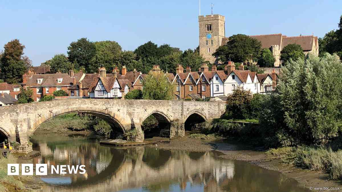Disappointment over delays to towpath walkway work