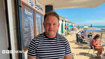 Cafe owner saves children in difficulty in the sea