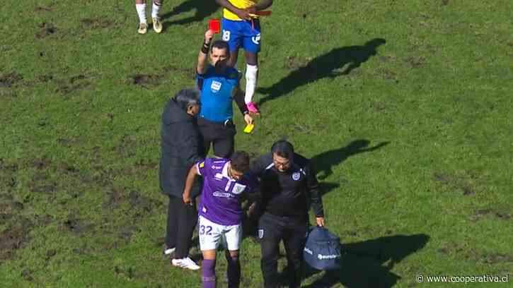 Larrivey sufrió polémica expulsión: Vio dos amarillas por bajarse de una camilla rota y reclamar al árbitro
