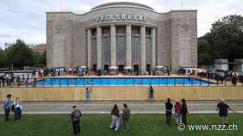 Eine «Plansche» für die überhitzte Stadt: Vor der Berliner Volksbühne ist das Volksbad eröffnet worden