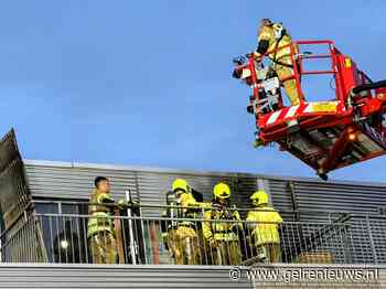 Brandweer breekt beplating weg om brand te blussen