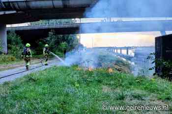 Flink stuk berm in brand langs kanaal
