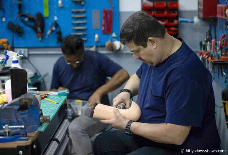 Prótesis para volver a empezar: el desafío de los amputados que dejaron los terremotos en Venezuela