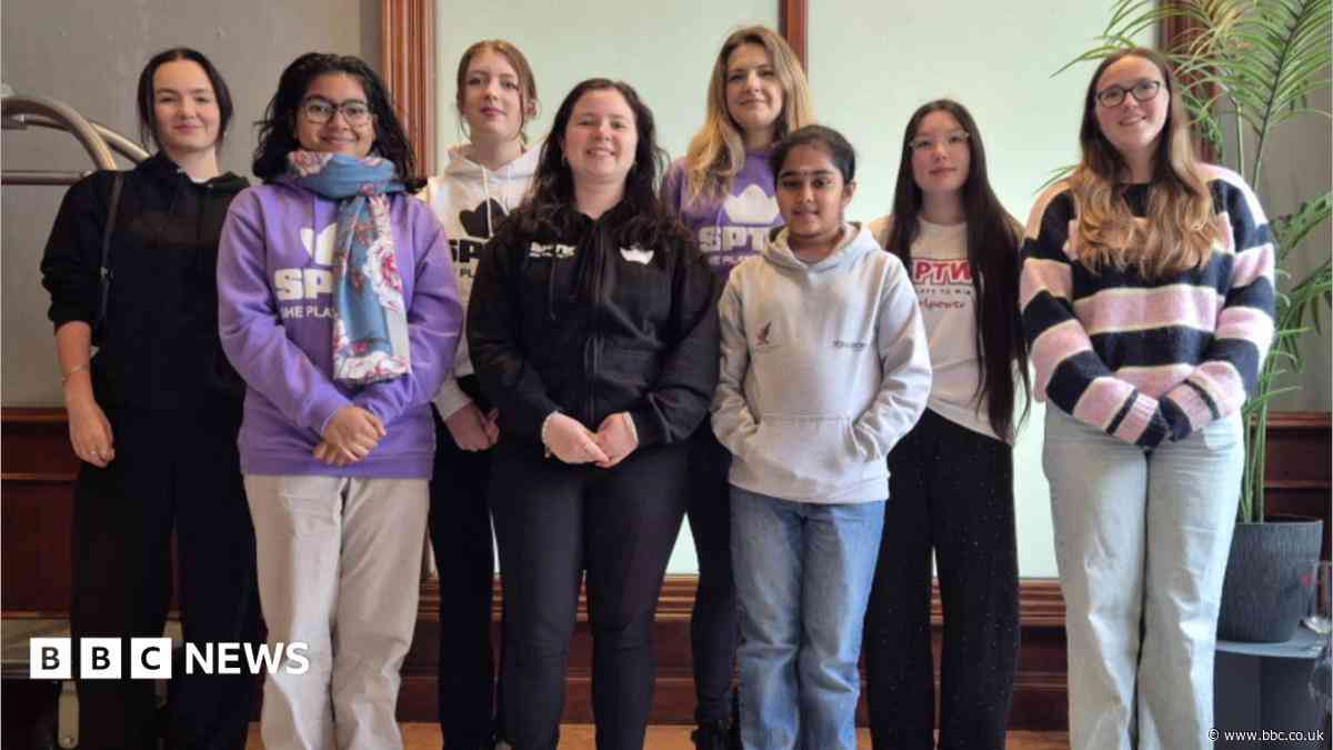 Female chess team 'must include a male player'