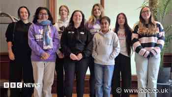 Female chess team 'must include a male player'