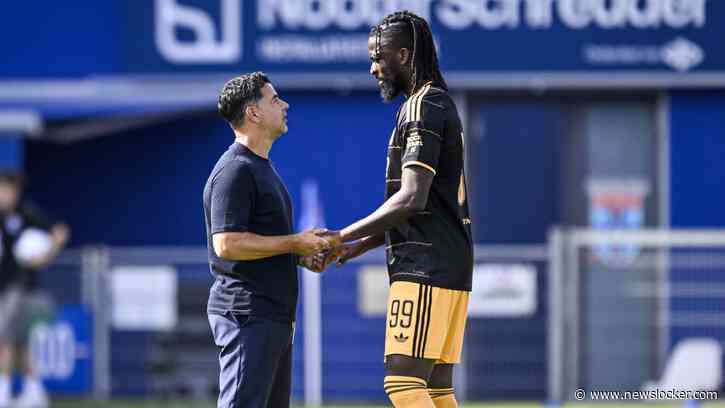 Lyrische Ajax-trainer Michel Sanchez minutenlang hand in hand met Tolu Arokodare, maar trapt ook op de rem: ’Daar maak ik me zorgen over’