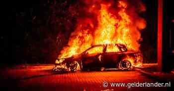 Uitslaande vlammen bij autobrand op IJsselburcht in Arnhem