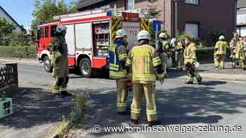 Feuerwehr rettet bewusstlose Person aus brennender Kellerwohnung in Mörse